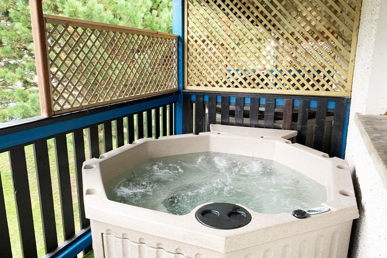 Rathlin Apartment - 2 Bedroom With Hot Tub 巴利卡斯尔 外观 照片